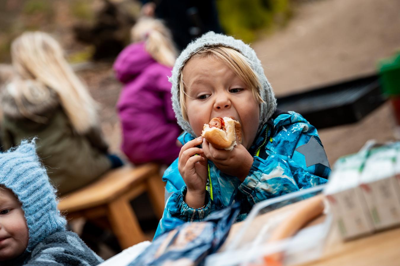 Dreng spiser hotdog