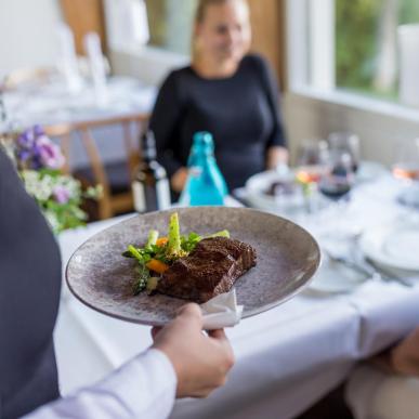 Tjener severe middag Rold StorKro